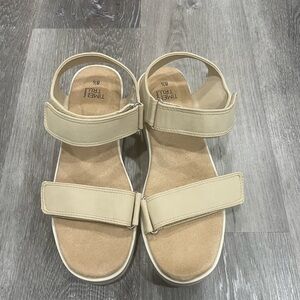 Women’s beige velcro platform sandal